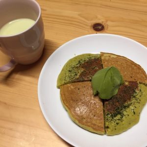 深蒸し茶ホットケーキとアイス